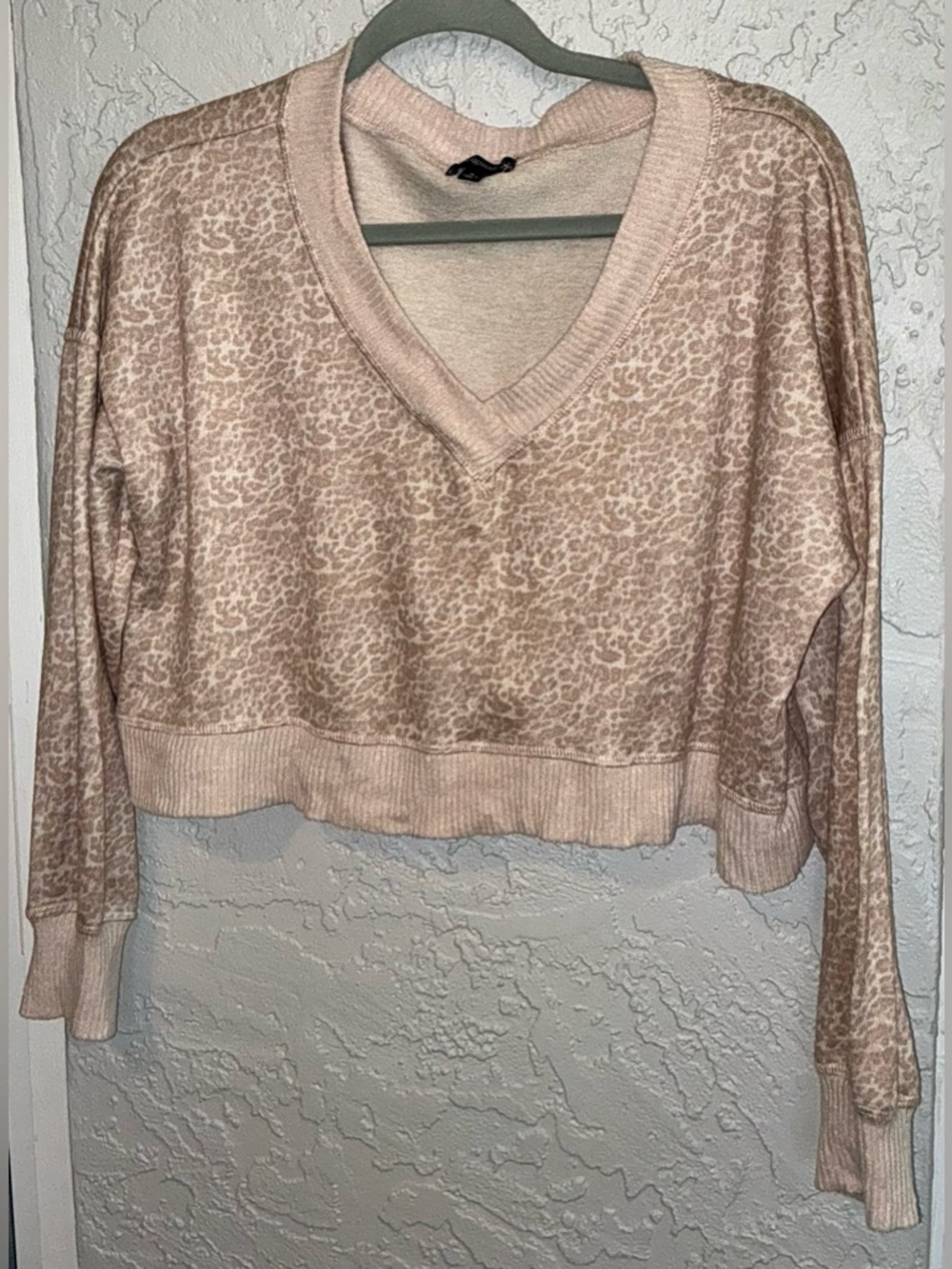 Orginality Cropped V-Neck Leopard Print Sweater - Picture 2 of 7